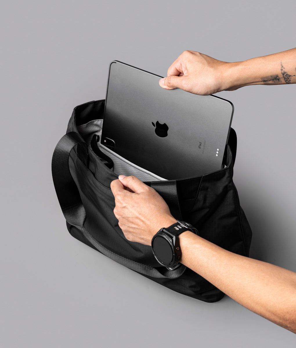 Alpaka Elements tote bag featuring durable materials and elegant design ideal for everyday use