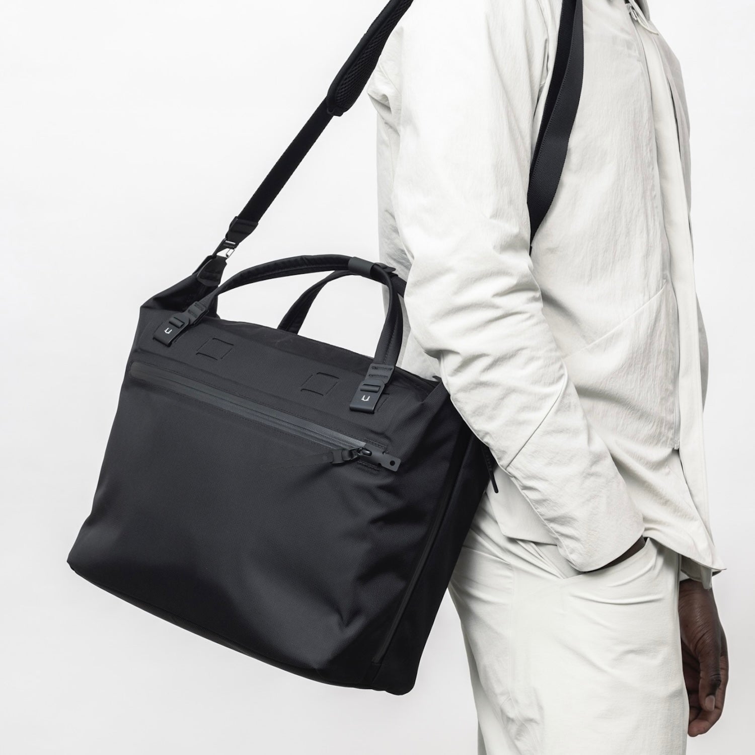 Black Ember WPT-SHLDR-TOTE - JET BLACK : 20L