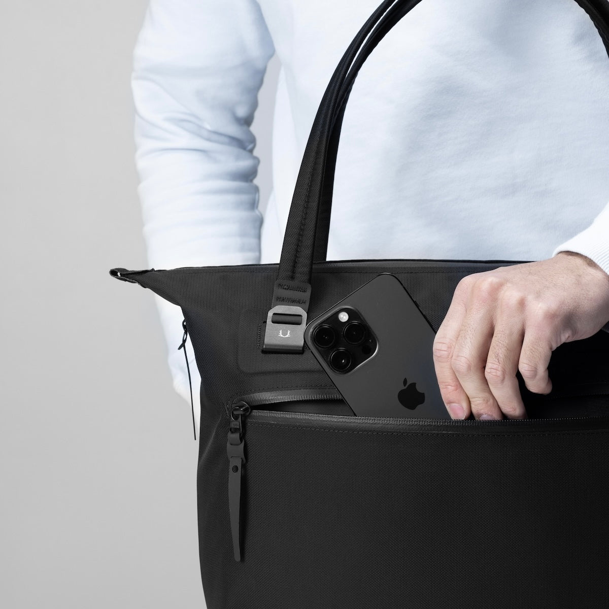 Black Ember WPT-SHLDR-TOTE - JET BLACK : 20L