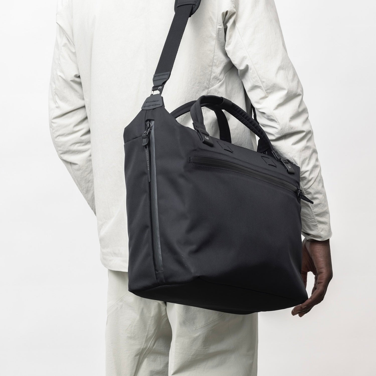 Black Ember WPT-SHLDR-TOTE - JET BLACK : 20L