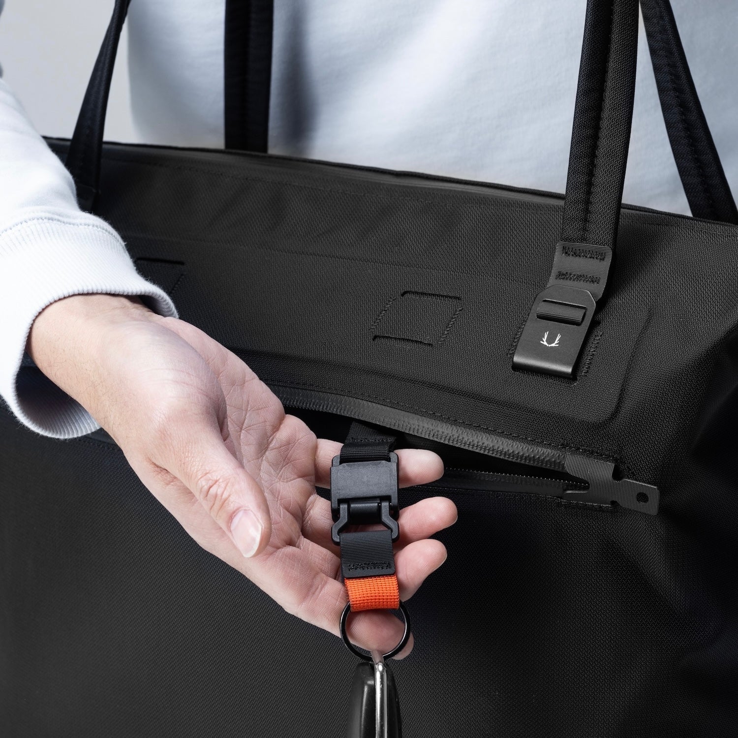 Black Ember WPT-SHLDR-TOTE - JET BLACK : 20L